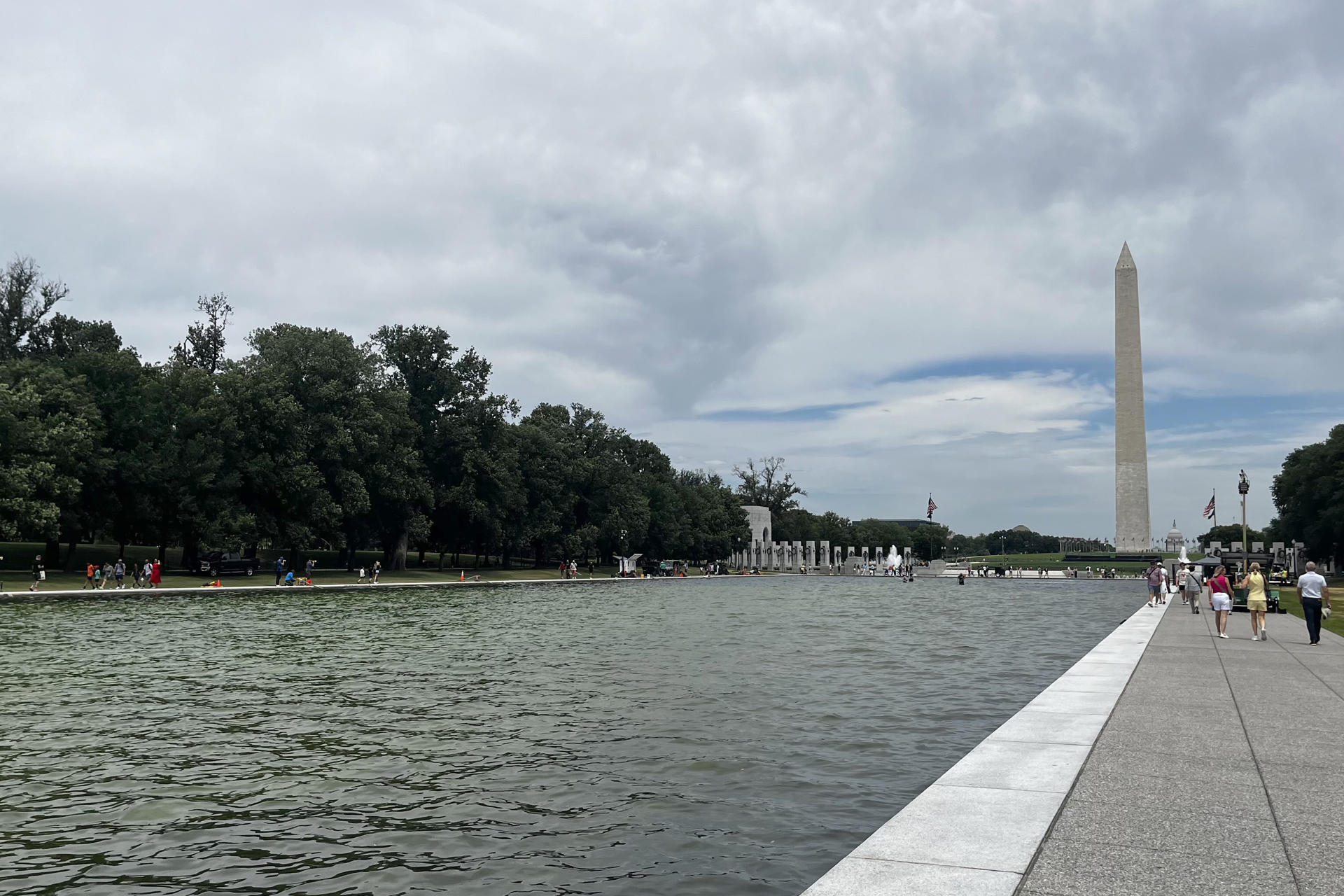 Trump denuncia vandalismo en el Estanque Reflectante de Washington; arrestan a exatleta olímpico