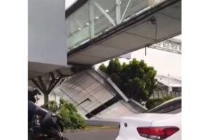 Caída de techumbre en puente del AICM deja una automovilista lesionada