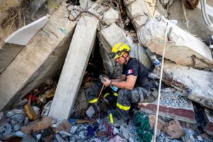 Gobierno de Venezuela suspende traslado de periodistas a La Guaira tras doble terremoto que deja más de 1,700 muertos