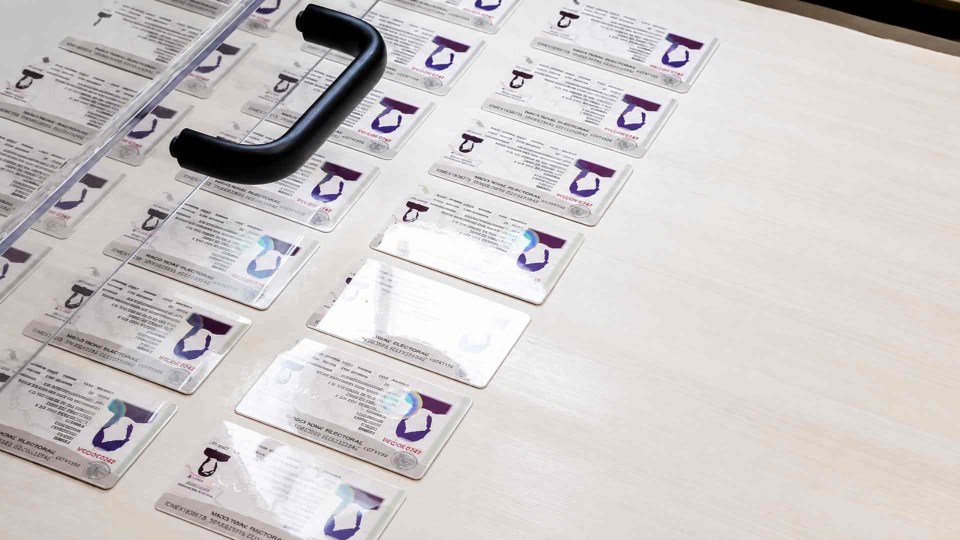 INE presenta nuevo modelo de credencial para votar con 25 medidas de seguridad e inclusión