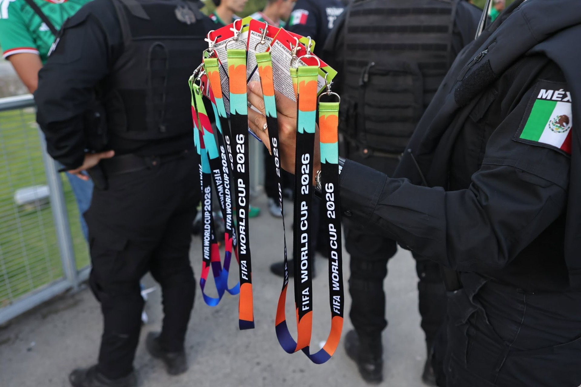 Detienen a 10 personas con acreditaciones falsas en partido México-Corea del Sur