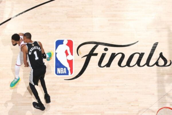Knicks vencen a Spurs y toman ventaja 1-0 en las Finales de la NBA