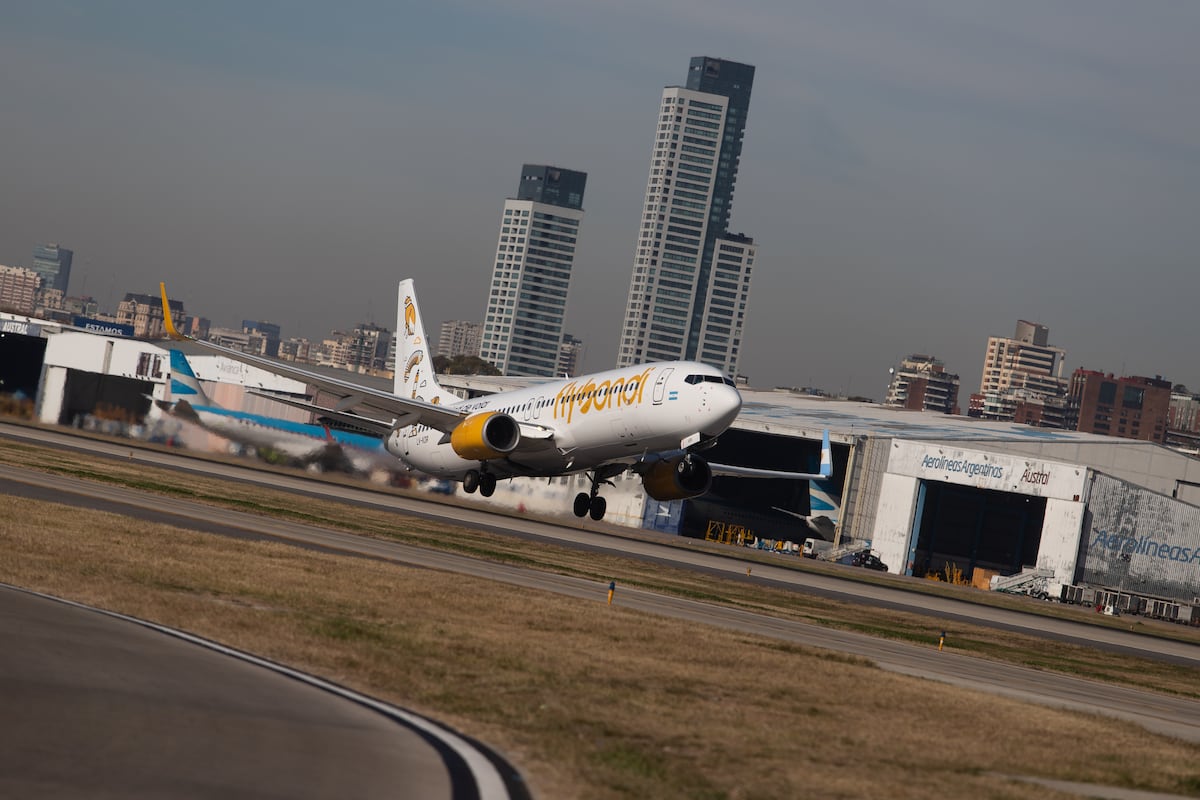 Flybondi opera solo con dos aviones y enfrenta crisis de capital tras caer 64% en vuelos