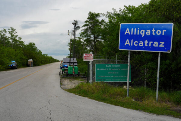 ICE traslada a migrantes de ‘Alligator Alcatraz’ en Florida por temporada de huracanes
