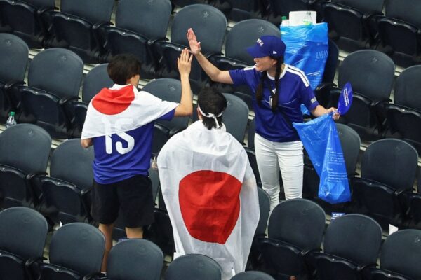 Critican en Japón que aficionados limpien estadios pero no colaboren en casa