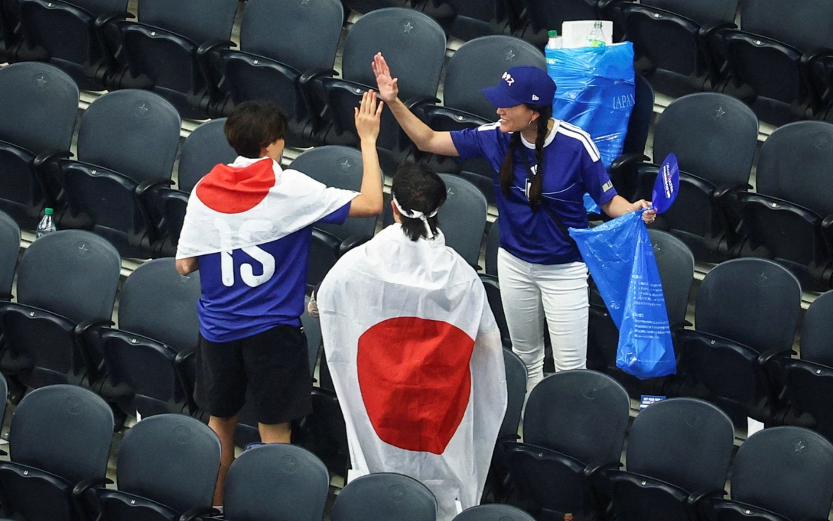 Critican en Japón que aficionados limpien estadios pero no colaboren en casa