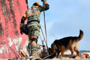 Brigada mexicana rescata a dos personas y busca desaparecidos tras sismos en Venezuela