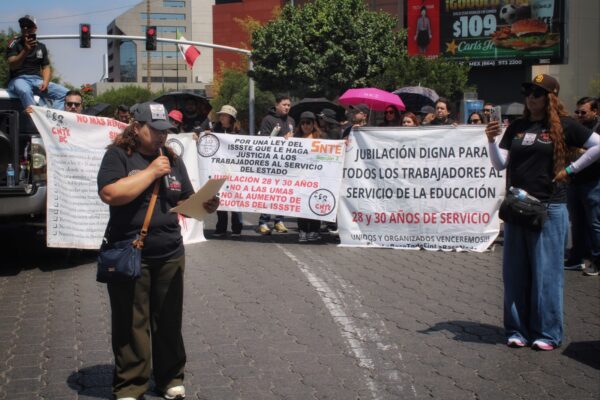 Docentes de la CNTE marchan en Tijuana exigiendo abrogación de la Ley del ISSSTE 2007