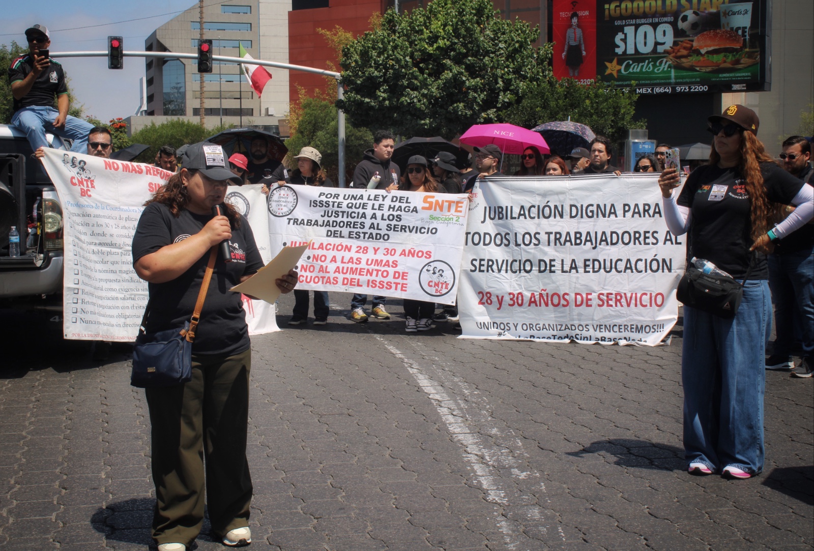 Docentes de la CNTE marchan en Tijuana exigiendo abrogación de la Ley del ISSSTE 2007