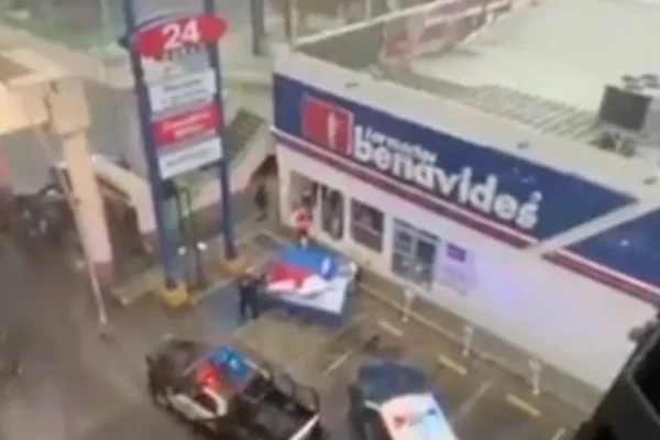 Mujer muere aplastada por colapso de anuncio panorámico en San Nicolás