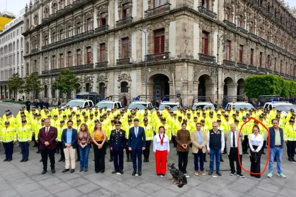 Gobierno de la CDMX se deslinda de empresaria que controlaba acceso al Zócalo