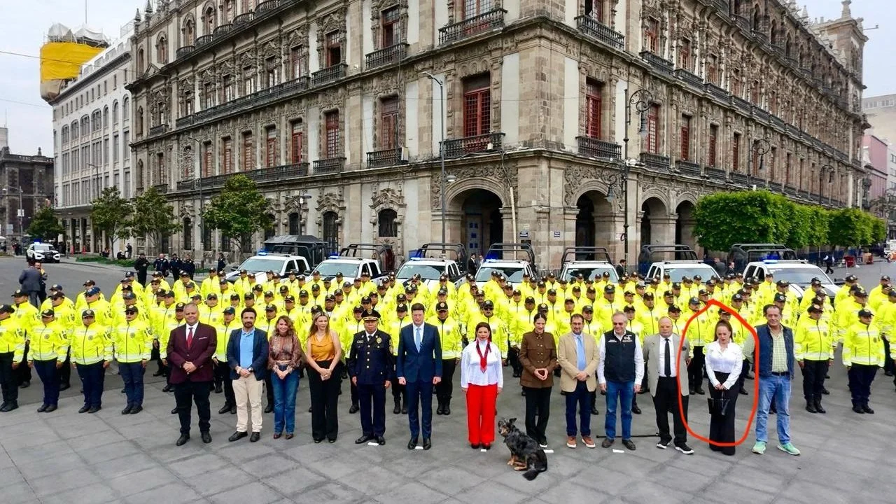 Gobierno de la CDMX se deslinda de empresaria que controlaba acceso al Zócalo