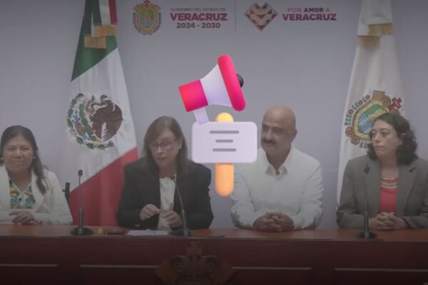 Maestros del SIMVE protestan durante conferencia de Nahle en Xalapa por despidos