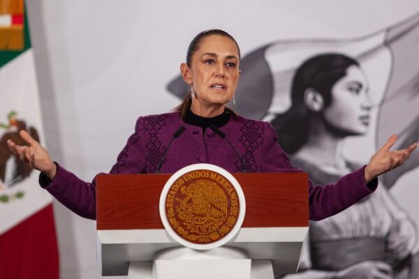 Hallan objetos punzocortantes en vehículos de la CNTE; Sheinbaum cuestiona marcha al Estadio