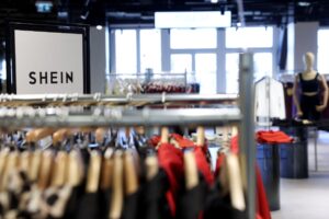 Francia aprueba ley para penalizar la moda ultrarrápida y frenar a plataformas asiáticas