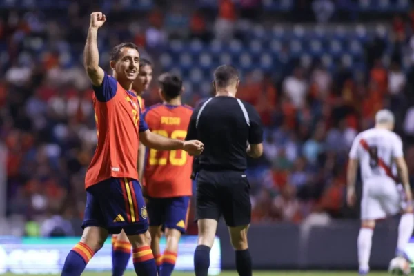 España vence 4-0 a Arabia Saudita y toma el liderato del Grupo H
