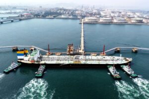 Intercambio de ataques entre Irán e Israel eleva el precio del petróleo mientras la OPEP+ ajusta cuotas