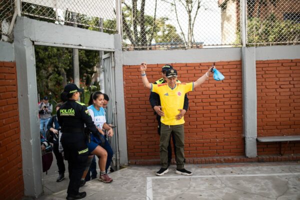 De la Espriella lidera conteo preliminar en Colombia entre denuncias de irregularidades