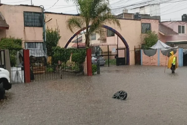 Inundaciones en Tultitlán paralizan el Mexibús y dejan varados a cientos de usuarios