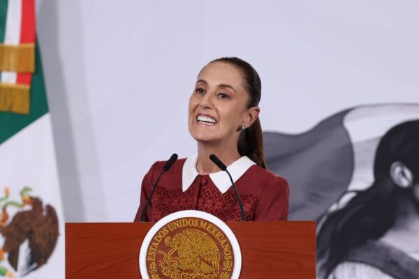 Claudia Sheinbaum inicia gira de trabajo por Colima con entrega de becas y colocación de primera piedra de hospital