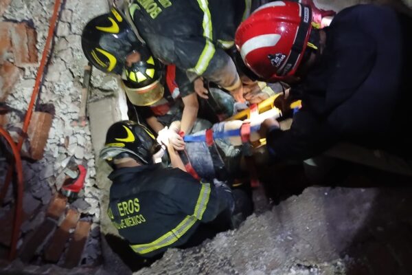 Rescatan a mujer tras derrumbe en la Condesa; caen árboles en Santa Fe y Del Valle