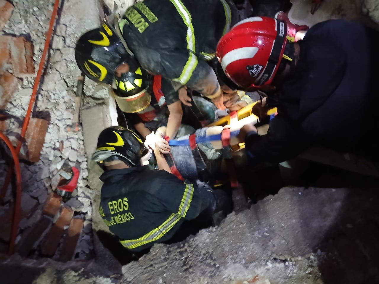 Rescatan a mujer tras derrumbe en la Condesa; caen árboles en Santa Fe y Del Valle