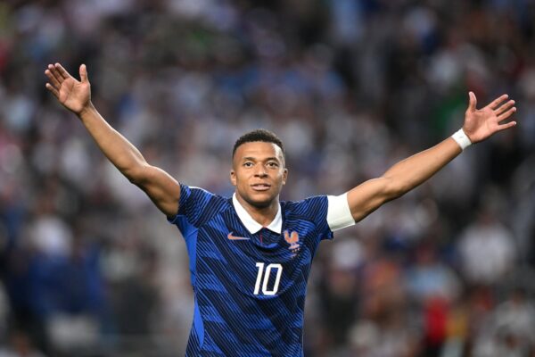 Francia vence 3-0 a Irak con doblete de Mbappé en partido suspendido por tormenta