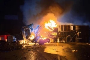 Choque entre camión y vehículo en Ecuador deja 10 fallecidos tras incendio