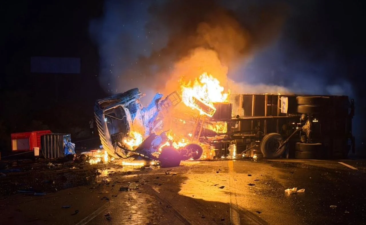 Choque entre camión y vehículo en Ecuador deja 10 fallecidos tras incendio