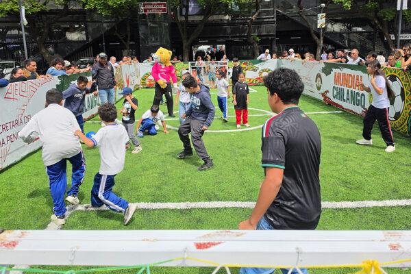 Transforman Glorieta de Insurgentes en cancha de fútbol por el Mundial 2026
