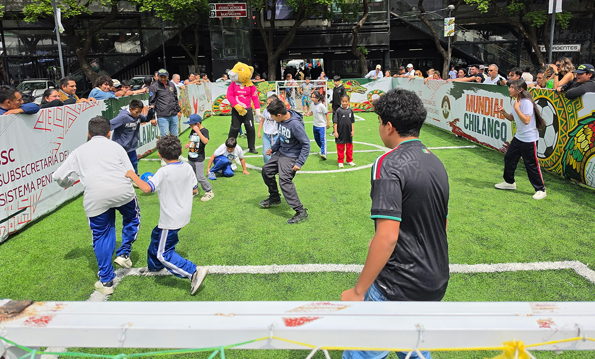 Transforman Glorieta de Insurgentes en cancha de fútbol por el Mundial 2026