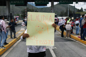 CNTE mantiene huelga y anuncia refuerzo de plantón tras calificar de ‘insuficiente’ propuesta gubernamental