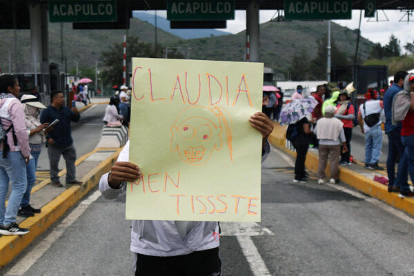 CNTE mantiene huelga y anuncia refuerzo de plantón tras calificar de ‘insuficiente’ propuesta gubernamental