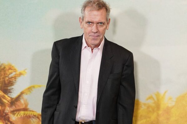 Hugh Laurie se disculpa con la periodista Janet Murray tras debate viral sobre ‘House’