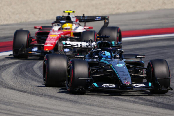 George Russell obtiene la pole en el GP de Barcelona-Cataluña; Checo Pérez largará 19º