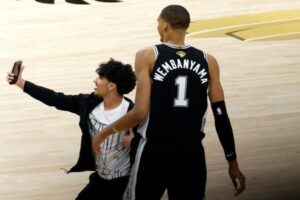 NBA veta de por vida a aficionado y acompañante por invadir cancha para selfie con Wembanyama