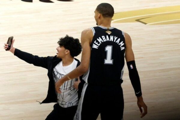 NBA veta de por vida a aficionado y acompañante por invadir cancha para selfie con Wembanyama