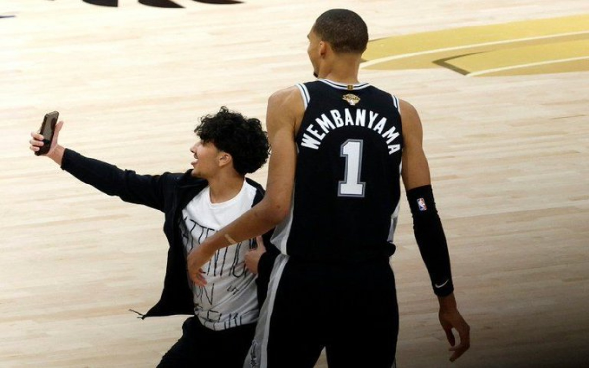 NBA veta de por vida a aficionado y acompañante por invadir cancha para selfie con Wembanyama