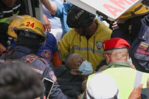 Rescatan con vida a 33 personas tras terremotos en Venezuela; reportan 1,450 fallecidos