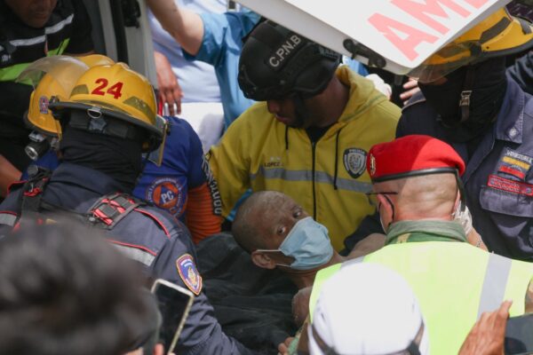 Rescatan con vida a 33 personas tras terremotos en Venezuela; reportan 1,450 fallecidos