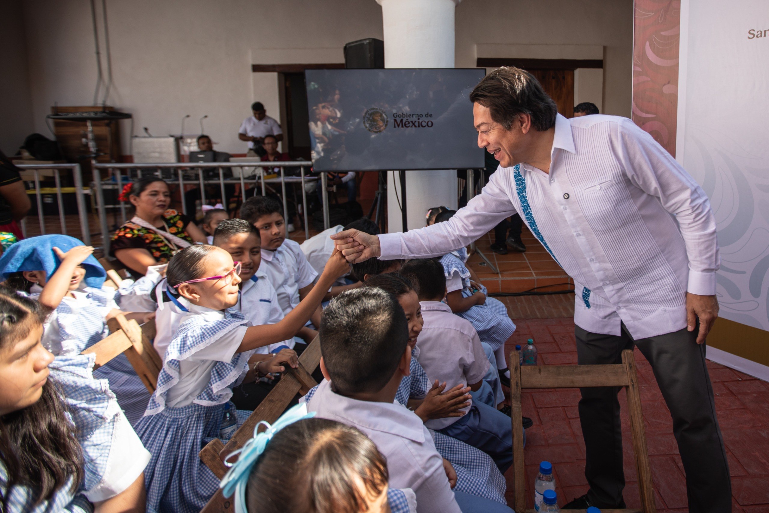 Destina SEP más de 2 mil 337 millones para equipamiento educativo en Oaxaca
