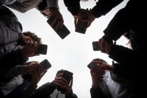 Redes sociales enfrentan demanda de distritos escolares por estrategias de adicción en aulas