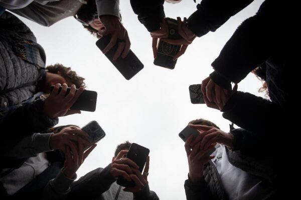 Redes sociales enfrentan demanda de distritos escolares por estrategias de adicción en aulas