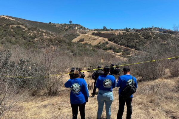 Hallan restos óseos de dos personas atados con cinta en fosa clandestina en Ensenada