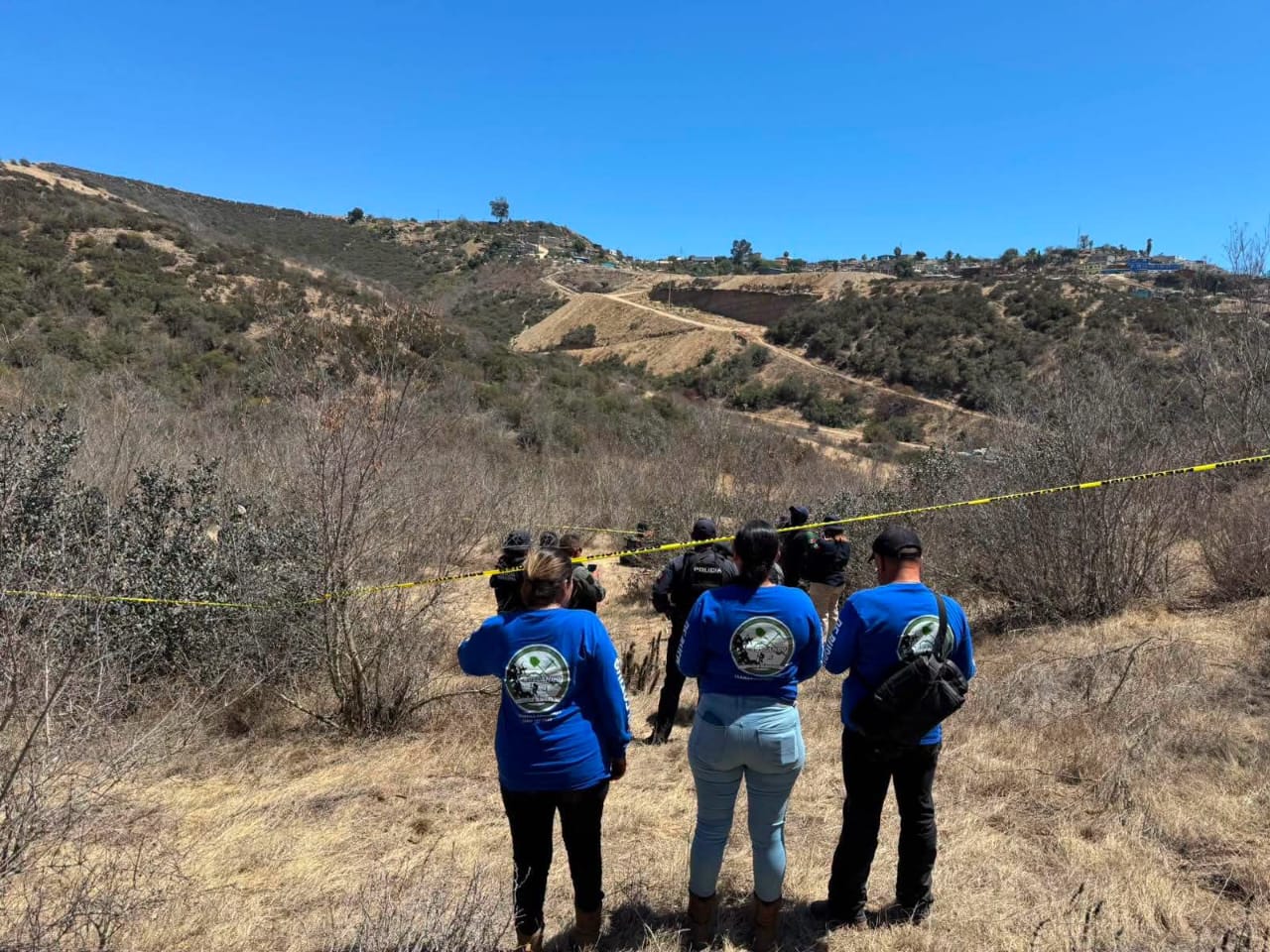 Hallan restos óseos de dos personas atados con cinta en fosa clandestina en Ensenada