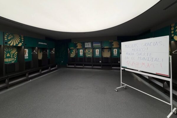 Selección de Uzbekistán deja mensaje de agradecimiento en vestidor tras su debut mundialista