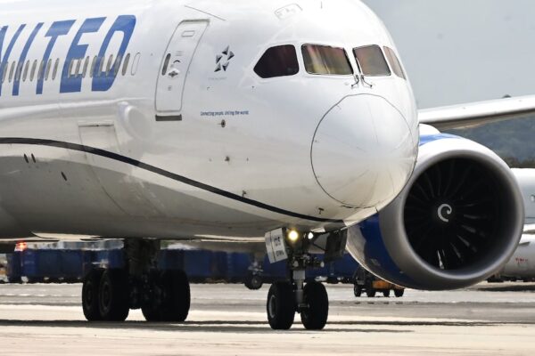 Desvían vuelo de United Airlines a Madison por pasajero que intentó acceder a cabina