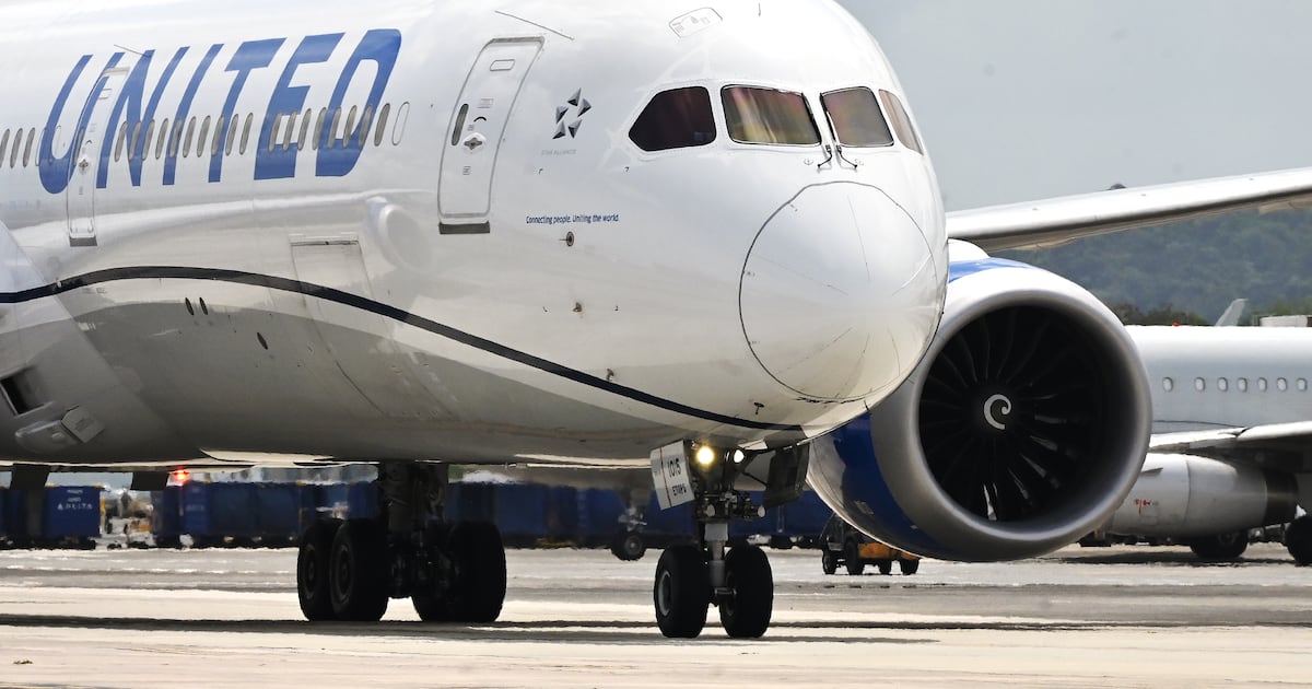 Desvían vuelo de United Airlines a Madison por pasajero que intentó acceder a cabina