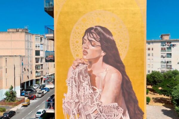 Artista italiano fusiona a Rosalía y Santa Rosalía en mural en Palermo