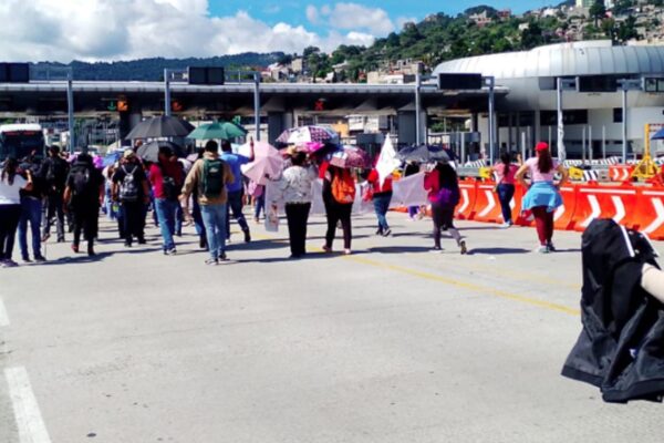 CNTE toma tres casetas en CDMX y Edomex; Sheinbaum descarta reunirse con el magisterio